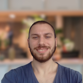 Nicolás Minckas, fundador de Nico Web Art, sonriendo en primer plano